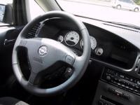 Opel Zafira : В салоне “Зафиры” вас встречает типично опелевская отделка (качество — очень хорошее). По эргономике салона есть некоторые вопросы, но по запасу свободного пространства — никаких